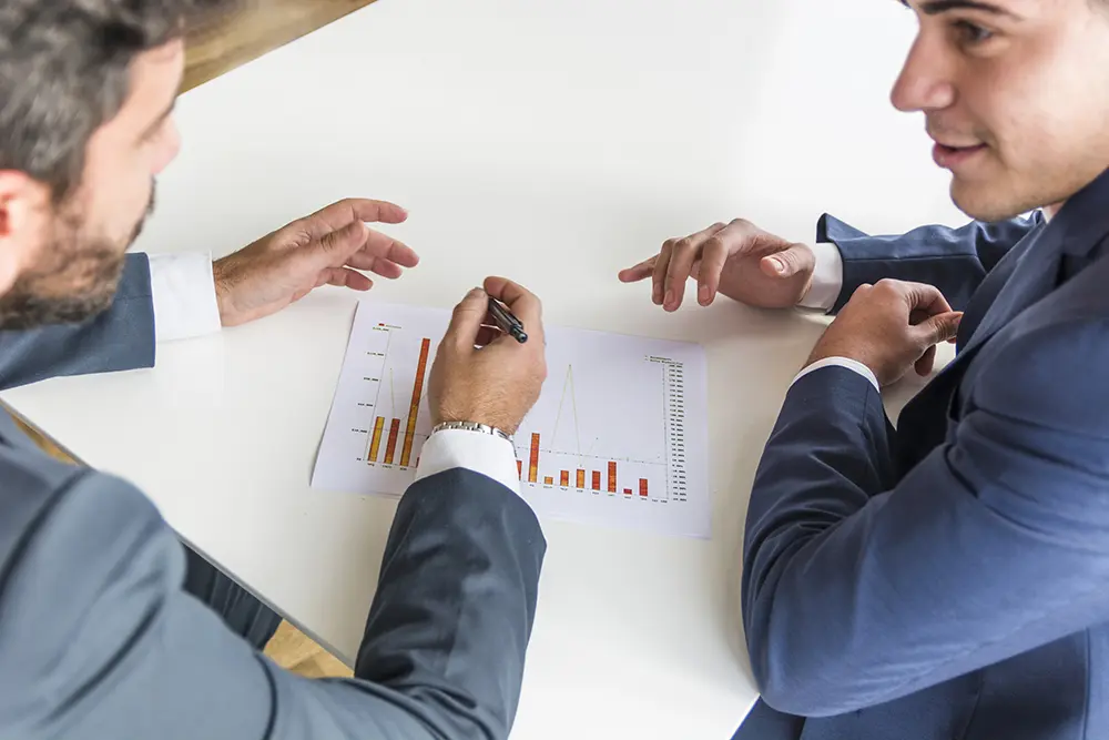 gros-plan-hommes-affaires-travailler-rapport-financier-entreprise-blanc-bureau copie