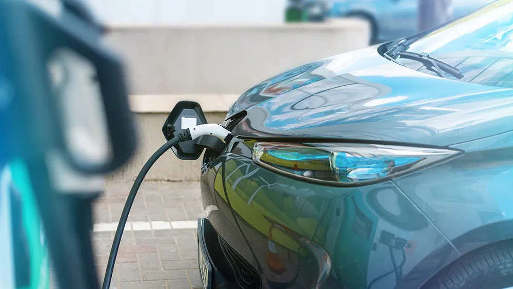 plugged-in-charger-into-an-electric-car-at-charge-station copie