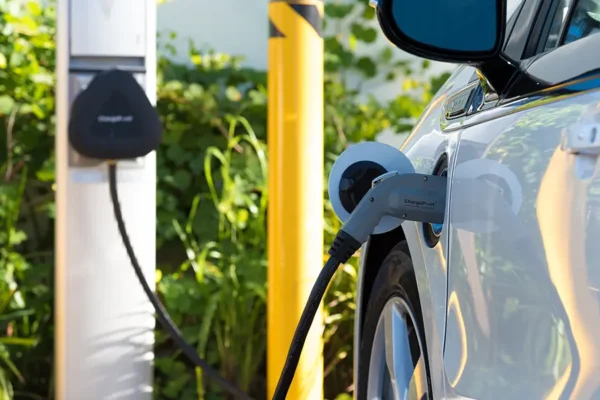 Véhicules électriques Recharge d’un véhicule électrique sur une borne, illustrant la transition vers une flotte d’entreprise plus verte et durable.