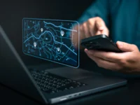 optimisation des itinéraires un homme tenant un téléphone qui lui donne accès aux informations de géolocalisation des véhicules