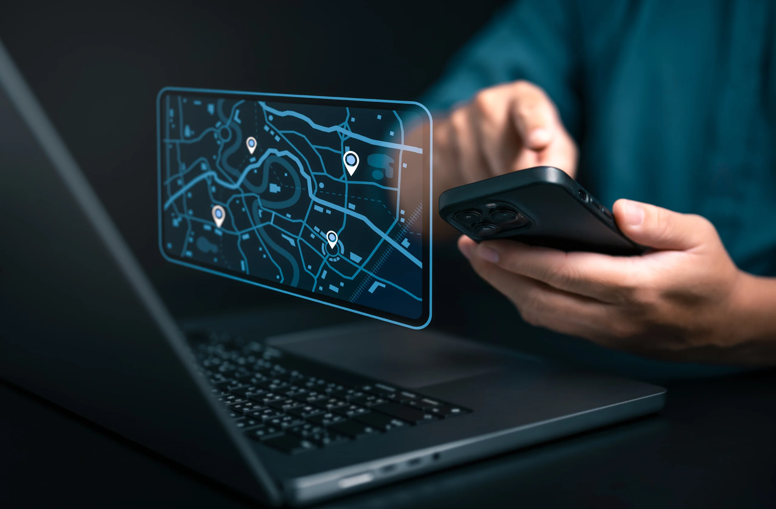 optimisation des itinéraires un homme tenant un téléphone qui lui donne accès aux informations de géolocalisation des véhicules