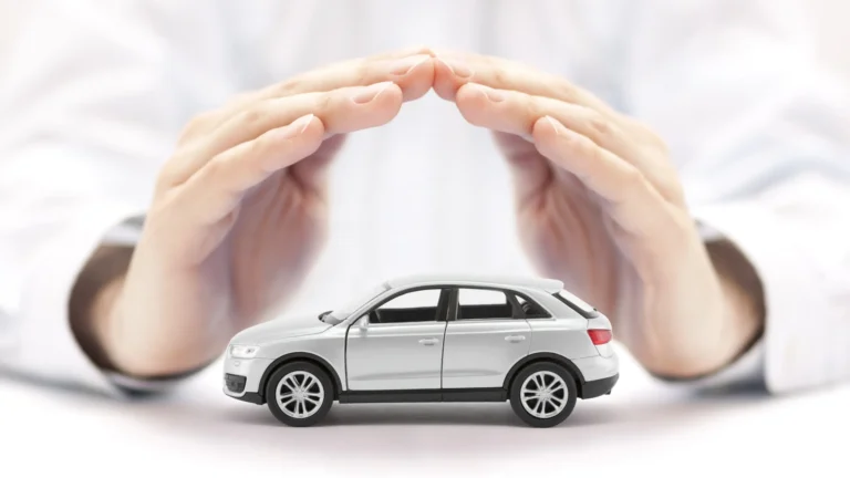Main protectrice couvrant une voiture miniature, symbolisant la protection automobile