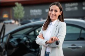 autopartage-vs-covoiturage-mobilite-entreprise-ocean.png Femme d’affaires souriante tenant les clés d’un véhicule d’entreprise, illustrant les solutions d’autopartage et de covoiturage proposées par Océan.