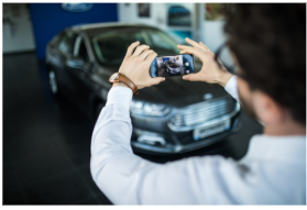 digitalisation-photographie-secteur-automobile-ocean.png Homme prenant en photo un véhicule avec son smartphone, illustrant la digitalisation du secteur automobile et ses usages dans la gestion de flotte.