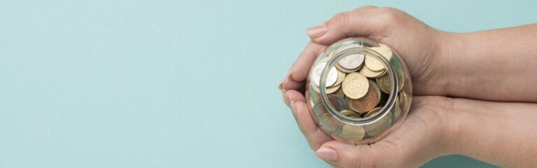 mains tenant un bocal avec des pièces