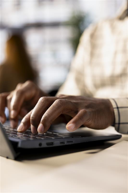 gestionnaire administrative mains de femme tapant sur un clavier d'ordinateur