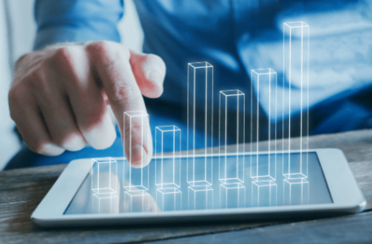 Main d’un professionnel analysant un graphique de performance sur une tablette, illustrant l’audit énergétique d’une flotte de véhicules d’entreprise. Main d’un professionnel analysant un graphique de performance sur une tablette, illustrant l’audit énergétique d’une flotte de véhicules d’entreprise.