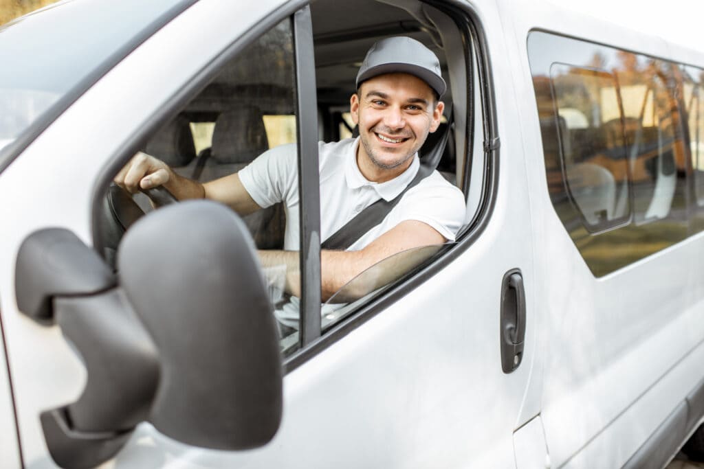 conducteur-flotte-entreprise-vehicule-professionnel-ocean.jpg Conducteur souriant au volant d’un véhicule utilitaire illustrant la gestion de flotte professionnelle.