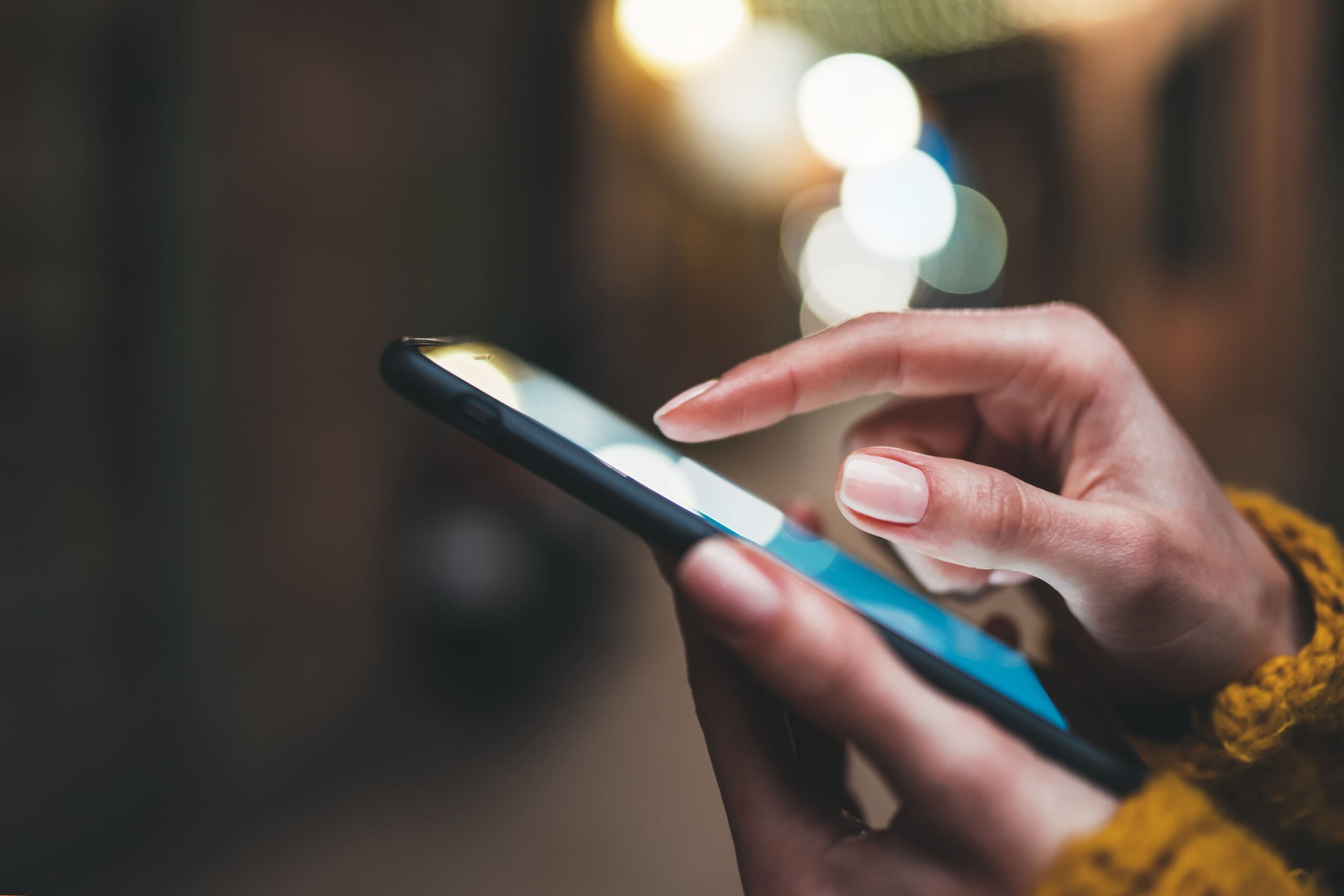 conseil écoconduite Personne lisant une notification sur son téléphone