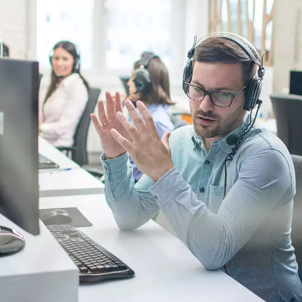 Conseiller clientèle avec casque micro échangeant avec un client, illustrant l’écoute et l’accompagnement personnalisé d’Océan.