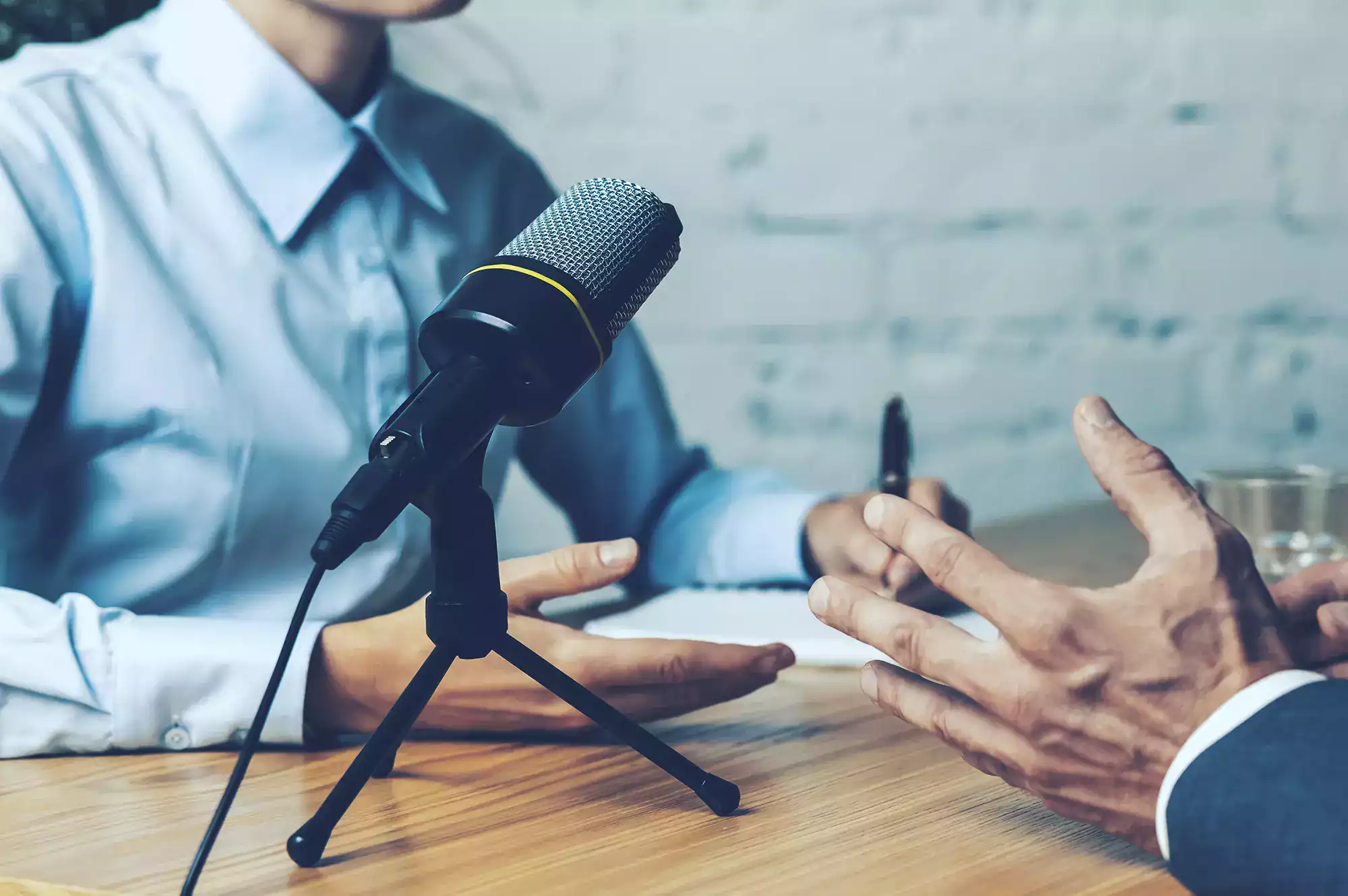 Enregistrement d’un podcast entre deux personnes discutant autour d’un micro, illustrant les interviews Océan.