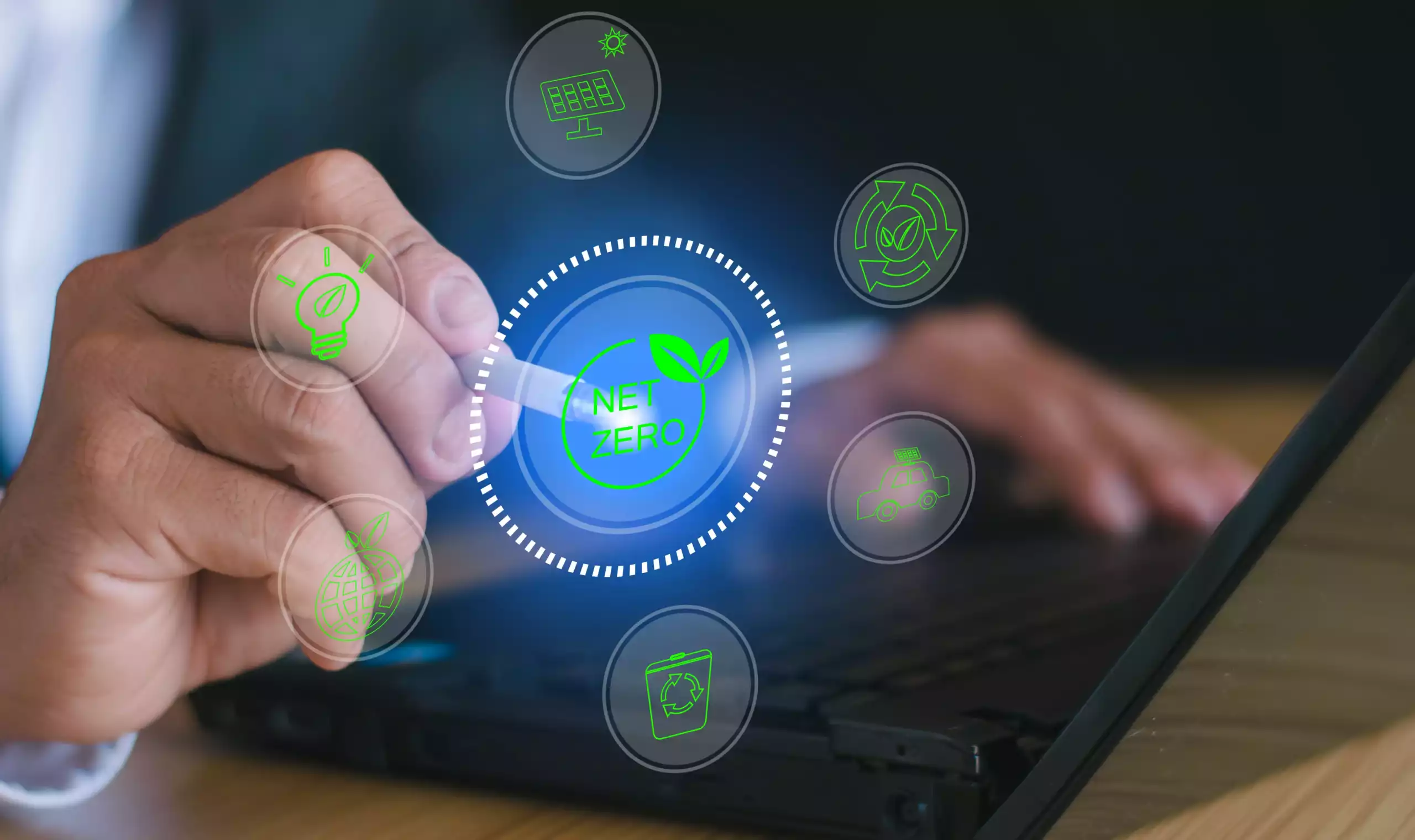 Transition énergétique et objectif Net Zéro illustrés par des icônes écologiques et un professionnel utilisant un ordinateur portable.