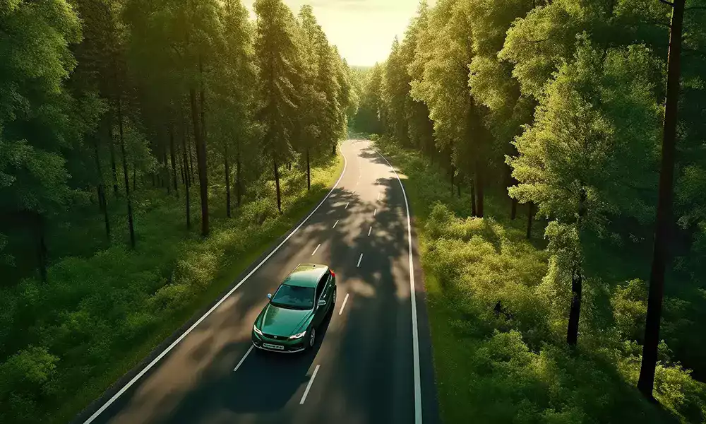 voiture-route-foret-eco-responsable-transition-energetique.webp Voiture circulant sur une route entourée de forêt, symbolisant la mobilité durable et la transition énergétique vers des flottes plus vertes.
