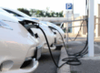 Recharge d’un véhicule électrique sur une borne, illustrant la transition vers une flotte d’entreprise plus verte et durable.