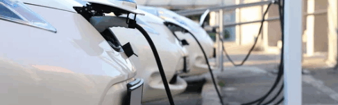 Recharge d’un véhicule électrique sur une borne, illustrant la transition vers une flotte d’entreprise plus verte et durable.