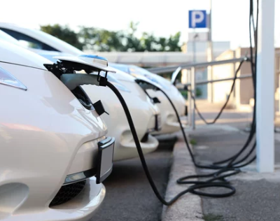 vehicules-electriques-entreprises-transition-energetique-ocean.png Recharge d’un véhicule électrique sur une borne, illustrant la transition vers une flotte d’entreprise plus verte et durable.