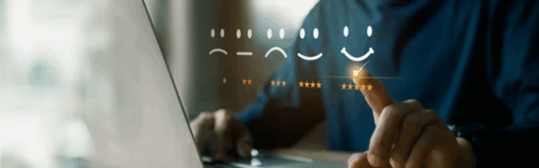 Main sélectionnant une évaluation positive à cinq étoiles sur un ordinateur, symbolisant la satisfaction client et l’usage d’outils numériques.